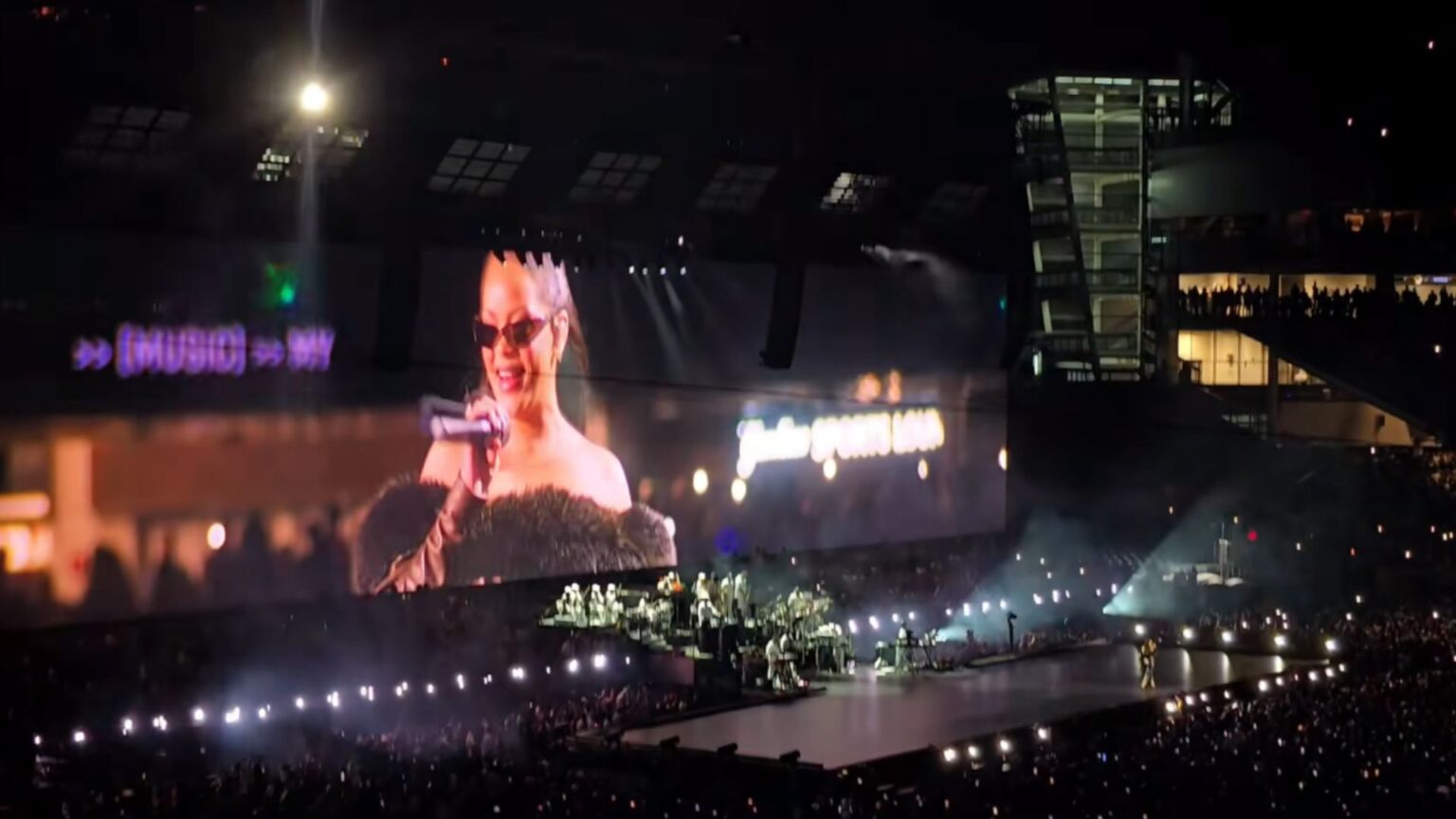Rihanna está de volta? Jay-Z consegue levar cantora novamente aos palcos em momento histórico