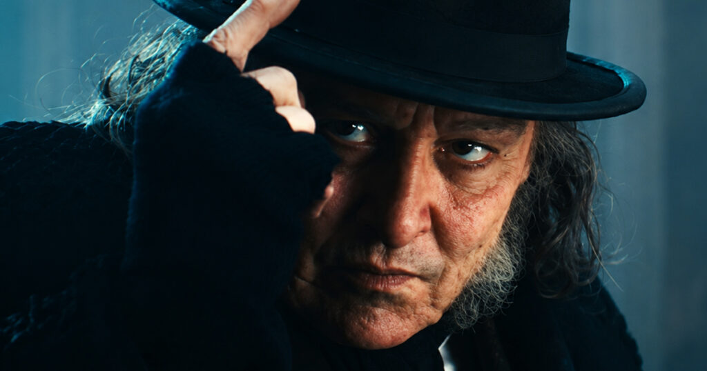 Johnny Depp surpreende a Comic-Con 2026 com retorno inesperado e revela primeiro trailer de Ebenezer